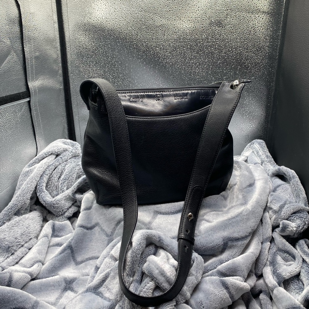 667 LOEWE Black leather shoulder bag Preowned